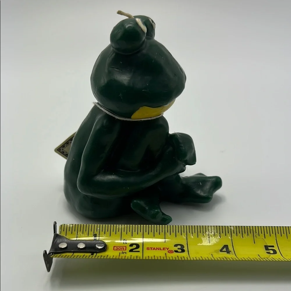 Russ Berrie Leaping Frong Green YellowWax Sculpture Candle Decorative #14078